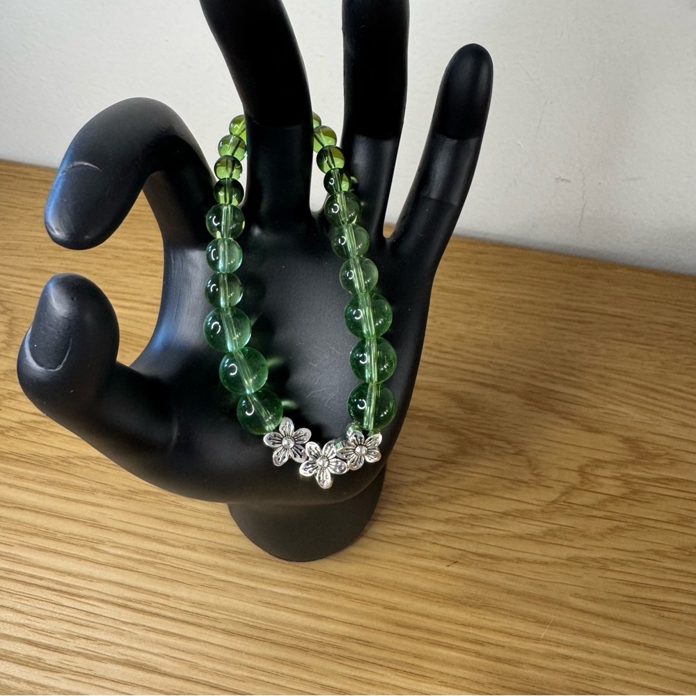 Vintages Elastic Beaded Bracelet Green with Metal Antique Silver Plated Flowers